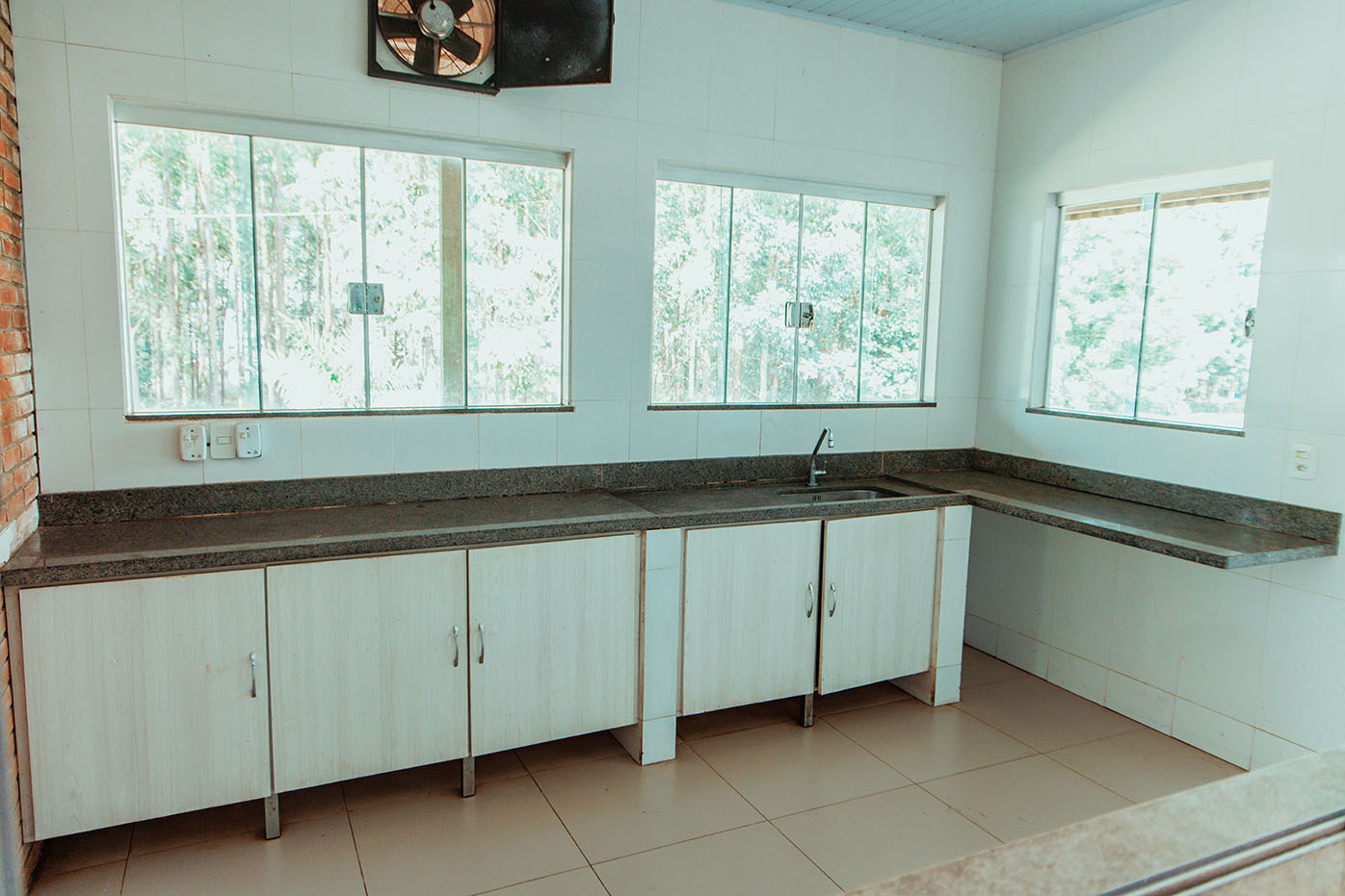 salao_festa_cozinha_churrasqueira_pia